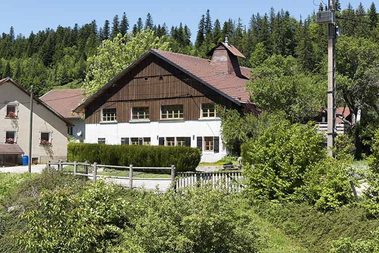 Vue d'ensemble, depuis le sud. © Sonia Dourlot / Région Bourgogne-Franche-Comté, Inventaire du patrimoine - 2017