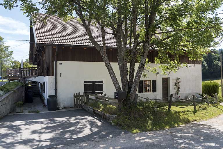 Façade latérale gauche et pont de grange. © Sonia Dourlot / Région Bourgogne-Franche-Comté, Inventaire du patrimoine - 2017