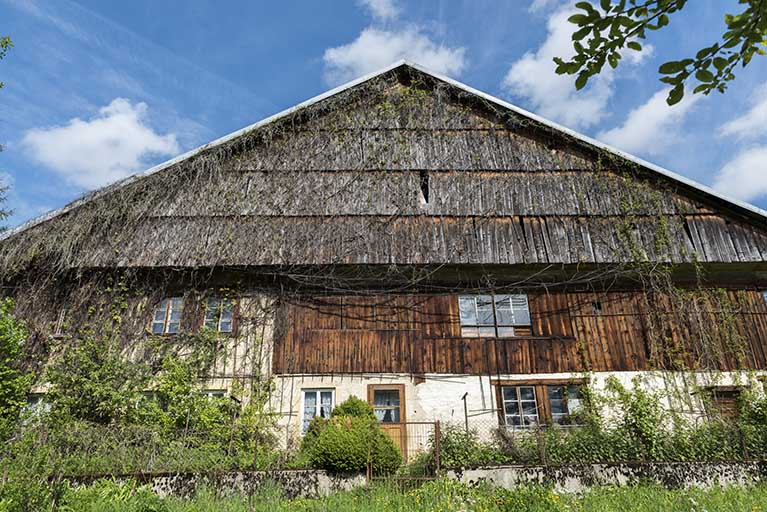Façade antérieure, vue en contre-plongée. © Sonia Dourlot / Région Bourgogne-Franche-Comté, Inventaire du patrimoine - 2017