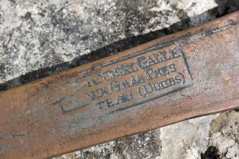 Ancienne industrie : marque du fabricant Roussel-Galle. La chaudronnerie Roussel-Galle a été remplacée par la scierie Garnache, aux Saules. © Sonia Dourlot / Région Bourgogne-Franche-Comté, Inventaire du patrimoine - 2017 Ancienne industrie : marque du fabricant Roussel-Galle. La chaudronnerie Roussel-Galle a été remplacée par la scierie Garnache, aux Saules. © Sonia Dourlot / Région Bourgogne-Franche-Comté, Inventaire du patrimoine - 2017