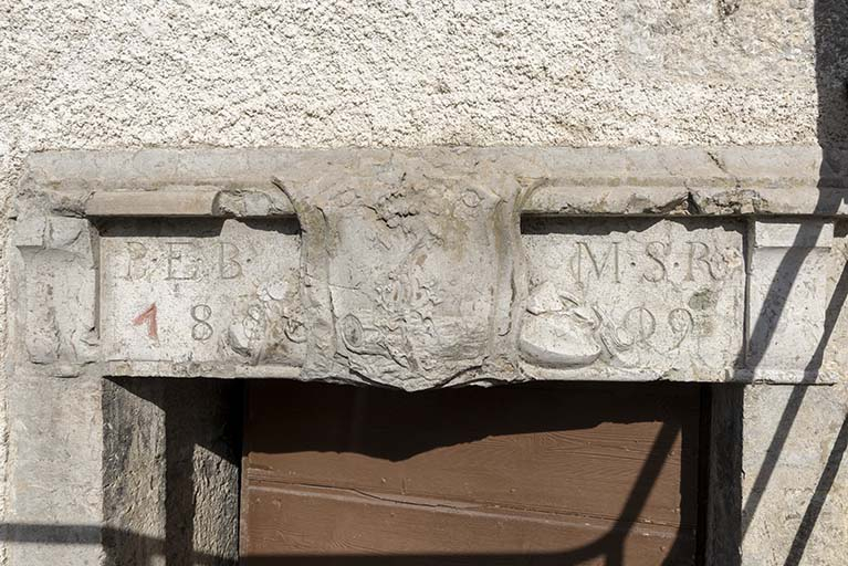 Chaudronnerie, façade antérieure : linteau daté 1809. © Sonia Dourlot / Région Bourgogne-Franche-Comté, Inventaire du patrimoine - 2017 Chaudronnerie, façade antérieure : linteau daté 1809. © Sonia Dourlot / Région Bourgogne-Franche-Comté, Inventaire du patrimoine - 2017