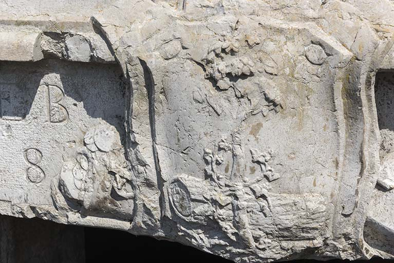 Chaudronnerie, façade antérieure : armoiries et vase sculptés sur le linteau. © Sonia Dourlot / Région Bourgogne-Franche-Comté, Inventaire du patrimoine - 2017 Chaudronnerie, façade antérieure : armoiries et vase sculptés sur le linteau. © Sonia Dourlot / Région Bourgogne-Franche-Comté, Inventaire du patrimoine - 2017