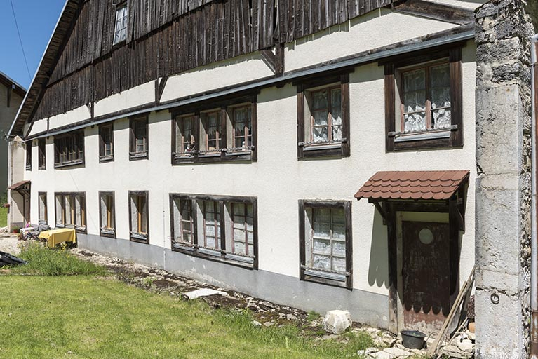 Façade antérieure, vue en enfilade. © Sonia Dourlot / Région Bourgogne-Franche-Comté, Inventaire du patrimoine - 2017 Façade antérieure, vue en enfilade. © Sonia Dourlot / Région Bourgogne-Franche-Comté, Inventaire du patrimoine - 2017