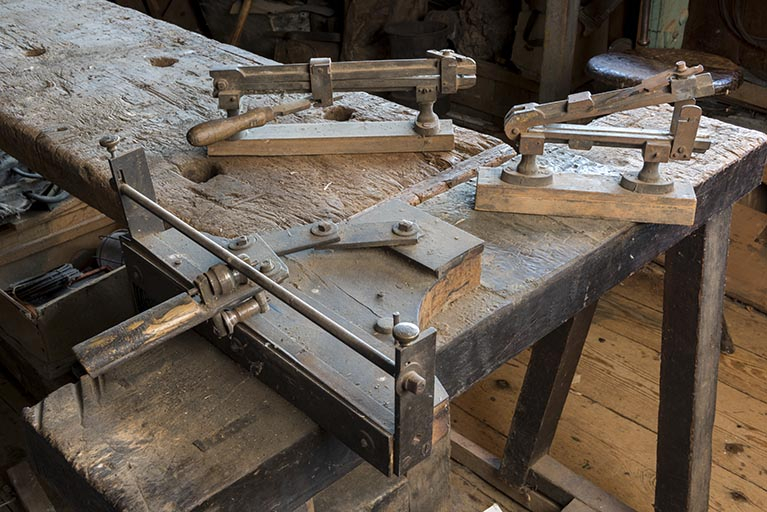 Atelier : machine à redresser les barres et autres machines. © Sonia Dourlot / Région Bourgogne-Franche-Comté, Inventaire du patrimoine - 2017 Atelier : machine à redresser les barres et autres machines. © Sonia Dourlot / Région Bourgogne-Franche-Comté, Inventaire du patrimoine - 2017