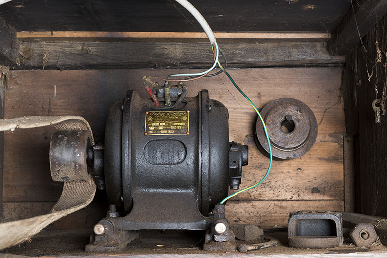 Atelier : moteur de 0,5 ch des Ateliers d'Orléans de la Compagnie générale d'Electricité (type L05 3 PH n° 30532). © Sonia Dourlot / Région Bourgogne-Franche-Comté, Inventaire du patrimoine - 2017 Atelier : moteur de 0,5 ch des Ateliers d'Orléans de la Compagnie générale d'Electricité (type L05 3 PH n° 30532). © Sonia Dourlot / Région Bourgogne-Franche-Comté, Inventaire du patrimoine - 2017