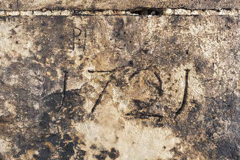 Intérieur, "tué" central : date 1721 gravée sur le piédroit de droite du four à pain. © Sonia Dourlot / Région Bourgogne-Franche-Comté, Inventaire du patrimoine - 2017 Intérieur, "tué" central : date 1721 gravée sur le piédroit de droite du four à pain. © Sonia Dourlot / Région Bourgogne-Franche-Comté, Inventaire du patrimoine - 2017