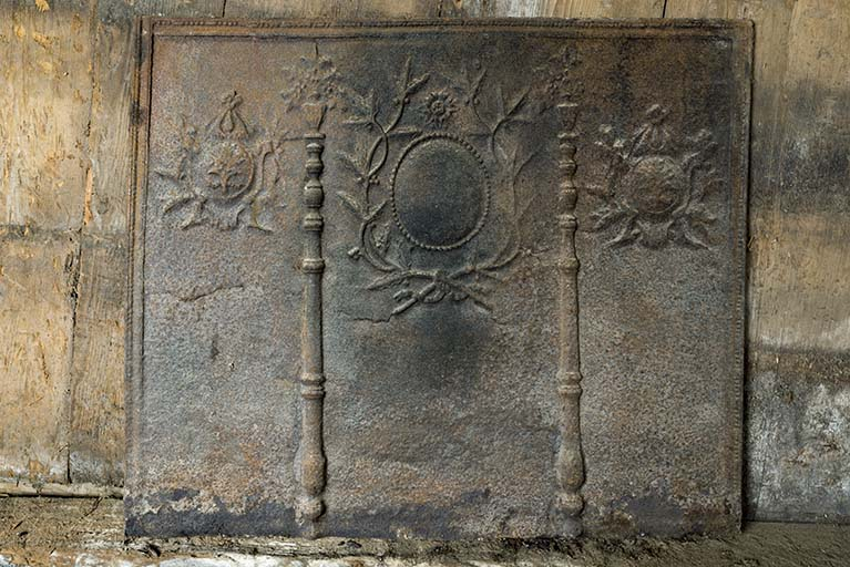 Intérieur, "tué" central : plaque de cheminée. © Sonia Dourlot / Région Bourgogne-Franche-Comté, Inventaire du patrimoine - 2017 Intérieur, "tué" central : plaque de cheminée. © Sonia Dourlot / Région Bourgogne-Franche-Comté, Inventaire du patrimoine - 2017