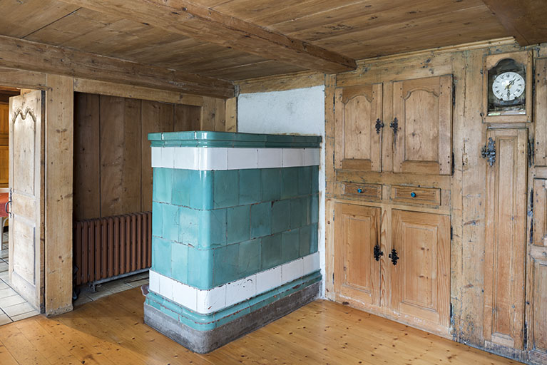 Poêle en faïence dans la pièce dite le "poêle". © Sonia Dourlot / Région Bourgogne-Franche-Comté, Inventaire du patrimoine - 2017