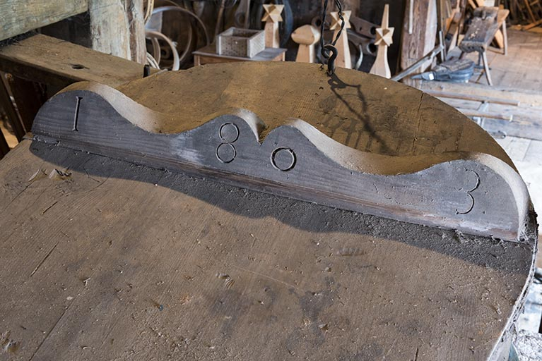 Soufflet en cuir : date 1803. © Sonia Dourlot / Région Bourgogne-Franche-Comté, Inventaire du patrimoine - 2017