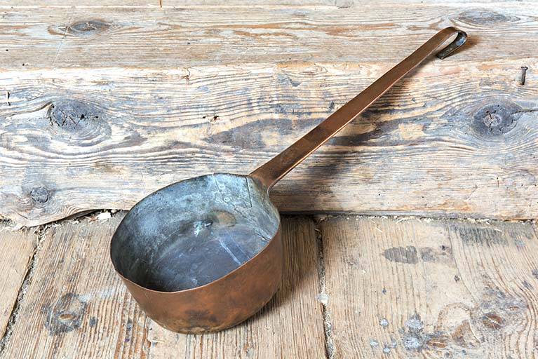 Casserole en cuivre de la chaudronnerie P.E. Bobillier Fils (collection particulière : Louis Girard, Grand'Combe-Châteleu). © Sonia Dourlot / Région Bourgogne-Franche-Comté, Inventaire du patrimoine - 2017 Casserole en cuivre de la chaudronnerie P.E. Bobillier Fils (collection particulière : Louis Girard, Grand'Combe-Châteleu). © Sonia Dourlot / Région Bourgogne-Franche-Comté, Inventaire du patrimoine - 2017