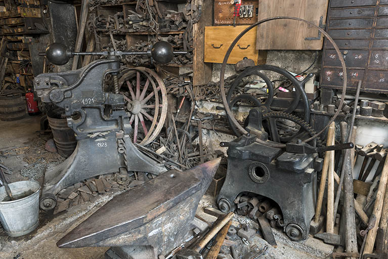 Forge : enclume, cisaille à balancier A. Vernet (Dijon) et refouleuse Jules Grosperrin (Besançon). © Sonia Dourlot / Région Bourgogne-Franche-Comté, Inventaire du patrimoine - 2017