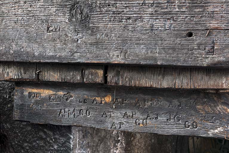 Forge : détail du battant de la porte ayant servi à l'essai de fers à marquer. © Sonia Dourlot / Région Bourgogne-Franche-Comté, Inventaire du patrimoine - 2017