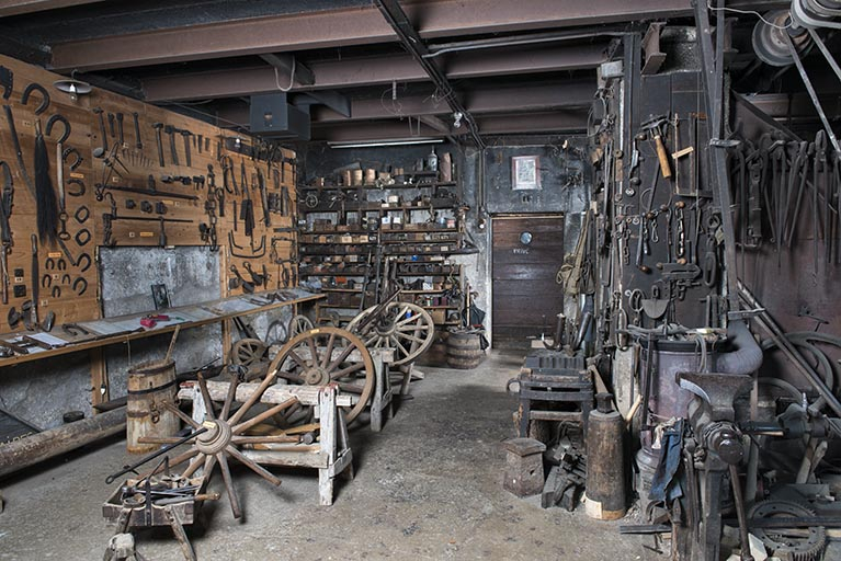 Forge : vue d'ensemble de l'intérieur, partie gauche (le foyer est à droite). © Sonia Dourlot / Région Bourgogne-Franche-Comté, Inventaire du patrimoine - 2017