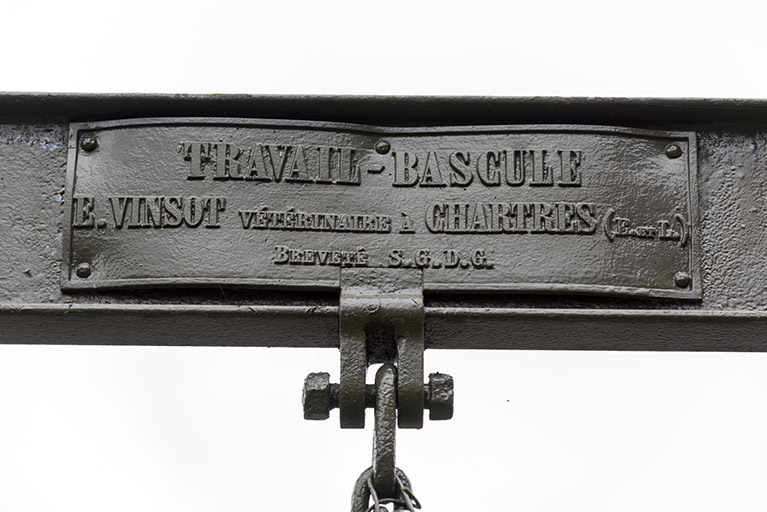 Travail à ferrer : plaque de l'inventeur (Vinsot, à Chartres, Eure-et-Loir). © Sonia Dourlot / Région Bourgogne-Franche-Comté, Inventaire du patrimoine - 2017