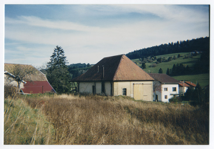 La scierie vue de l'ouest, en novembre 1994. Au premier plan, le bassin de retenue. © Laurent Poupard / Région Bourgogne-Franche-Comté, Inventaire du patrimoine - 2017