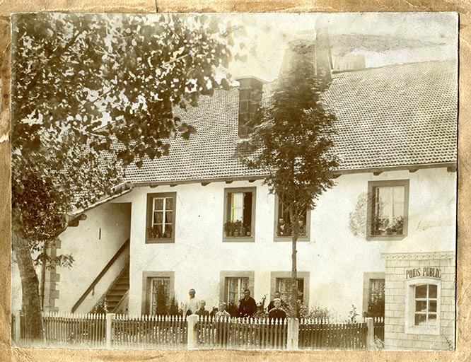 [Façade latérale droite du bâtiment, avec Jules Jacquet], 1er quart 20e siècle. © Laurent Poupard / Région Bourgogne-Franche-Comté, Inventaire du patrimoine - 2017