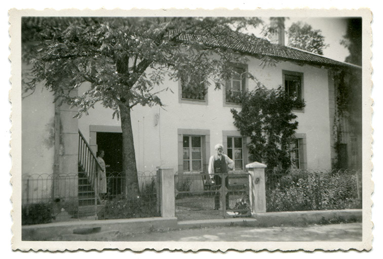 [Façade latérale droite du bâtiment, avec Jules Jacquet], 1er quart 20e siècle. © Laurent Poupard / Région Bourgogne-Franche-Comté, Inventaire du patrimoine - 2017
