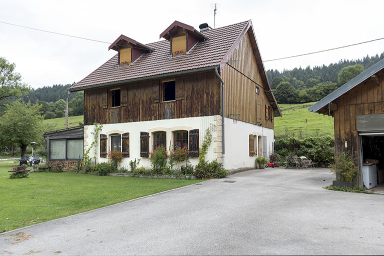 Façades antérieure et latérale droite. © Sonia Dourlot / Région Bourgogne-Franche-Comté, Inventaire du patrimoine - 2017