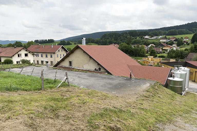 Façade postérieure, avec le dessus du réservoir au premier plan. © Sonia Dourlot / Région Bourgogne-Franche-Comté, Inventaire du patrimoine - 2017 Façade postérieure, avec le dessus du réservoir au premier plan. © Sonia Dourlot / Région Bourgogne-Franche-Comté, Inventaire du patrimoine - 2017