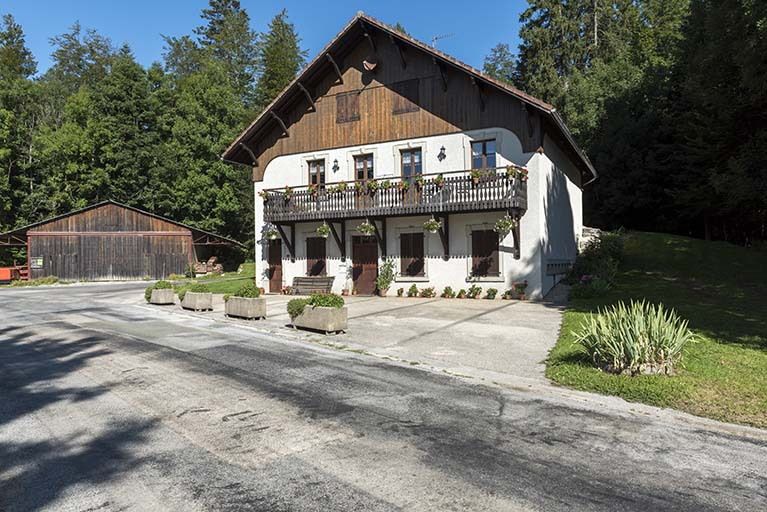 Façade antérieure, de trois quarts droite. © Sonia Dourlot / Région Bourgogne-Franche-Comté, Inventaire du patrimoine - 2017