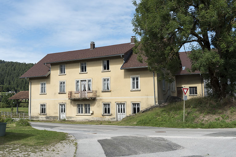 Façade antérieure, de trois quarts droite. © Sonia Dourlot / Région Bourgogne-Franche-Comté, Inventaire du patrimoine - 2017