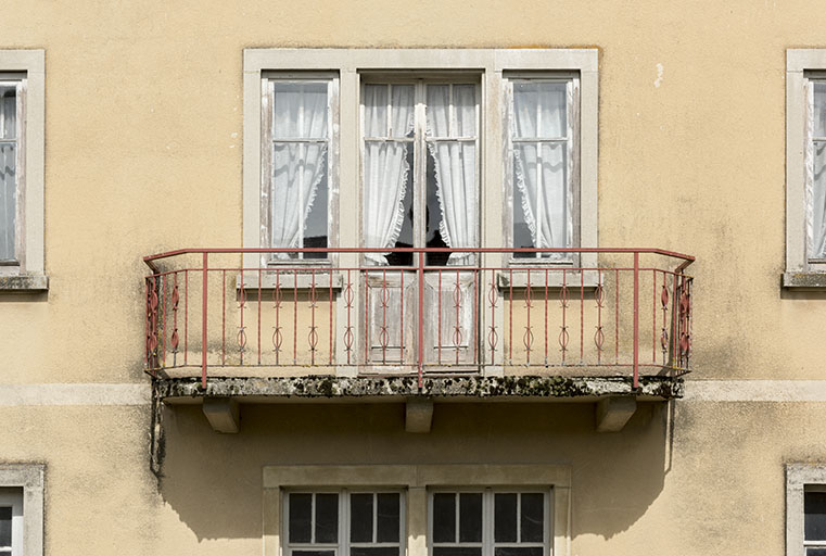 Façade antérieure : balcon et baies de l'étage carré. © Sonia Dourlot / Région Bourgogne-Franche-Comté, Inventaire du patrimoine - 2017