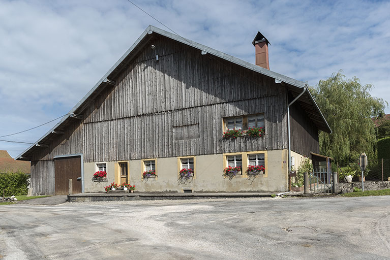 Façade antérieure, de trois quarts droite. © Sonia Dourlot / Région Bourgogne-Franche-Comté, Inventaire du patrimoine - 2017