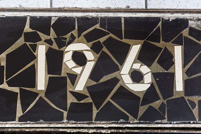 Usine : date 1961 en céramique sur le sol de l'entrée en façade. © Sonia Dourlot / Région Bourgogne-Franche-Comté, Inventaire du patrimoine - 2017