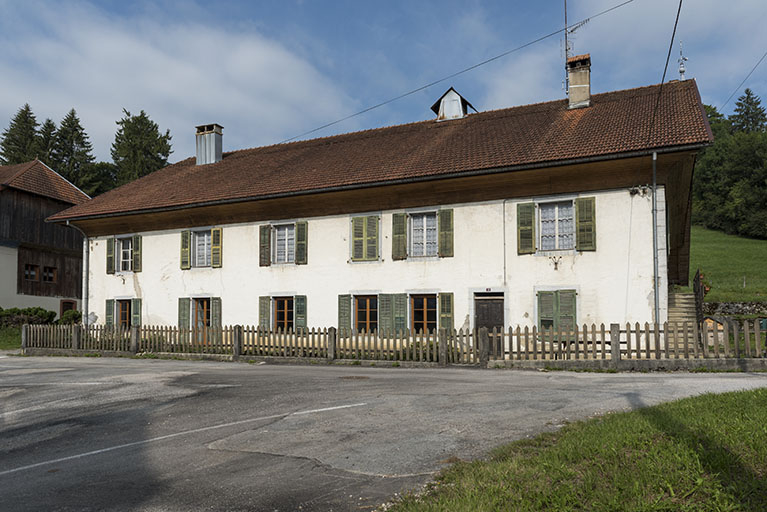 Façade antérieure, de trois quarts droite. © Sonia Dourlot / Région Bourgogne-Franche-Comté, Inventaire du patrimoine - 2017 Façade antérieure, de trois quarts droite. © Sonia Dourlot / Région Bourgogne-Franche-Comté, Inventaire du patrimoine - 2017
