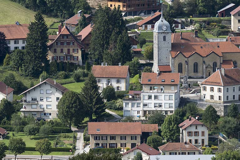 Vue d'ensemble depuis le sud : maison à gauche, usine à droite. © Sonia Dourlot / Région Bourgogne-Franche-Comté, Inventaire du patrimoine - 2017