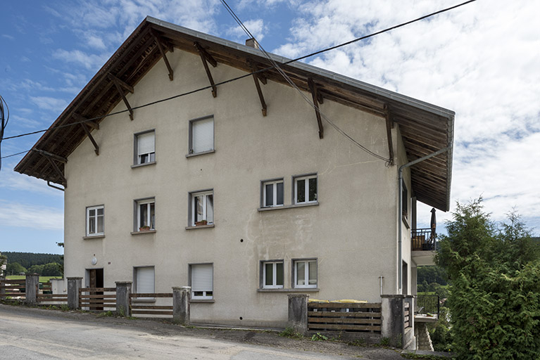 Maison : façade antérieure, de trois quarts droite. © Sonia Dourlot / Région Bourgogne-Franche-Comté, Inventaire du patrimoine - 2017