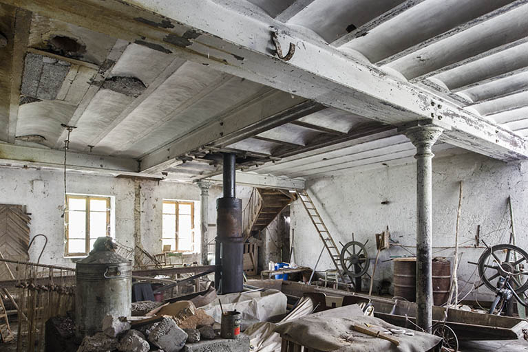 Rez-de-chaussée de l'atelier de fabrication. Au centre, arbre de la turbine. © Jérôme Mongreville / Région Bourgogne-Franche-Comté, Inventaire du patrimoine - 2017