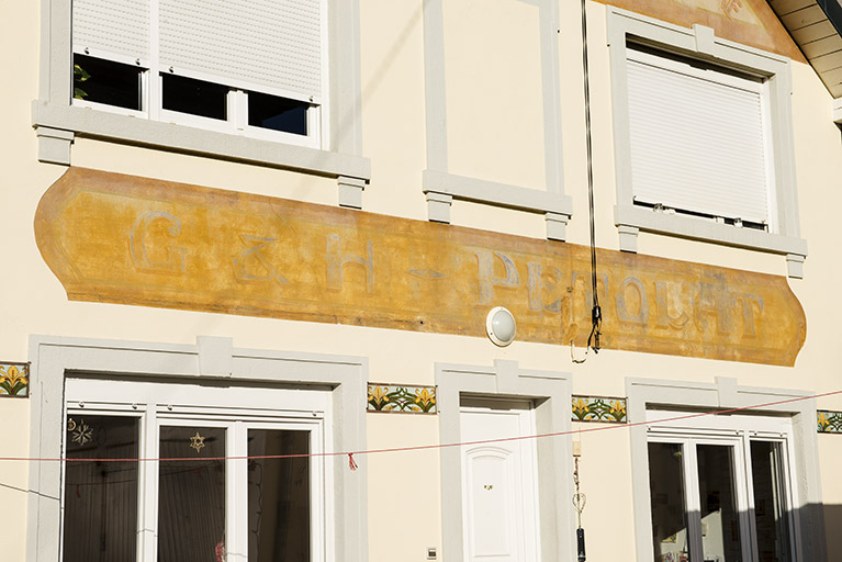 Pignon est. Détail du bandeau peint. © Jérôme Mongreville / Région Bourgogne-Franche-Comté, Inventaire du patrimoine - 2017 Pignon est. Détail du bandeau peint. © Jérôme Mongreville / Région Bourgogne-Franche-Comté, Inventaire du patrimoine - 2017