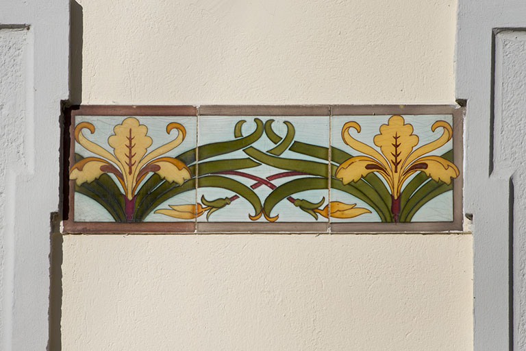 Pignon est de l'atelier. Frise de faïences. © Jérôme Mongreville / Région Bourgogne-Franche-Comté, Inventaire du patrimoine - 2017 Pignon est de l'atelier. Frise de faïences. © Jérôme Mongreville / Région Bourgogne-Franche-Comté, Inventaire du patrimoine - 2017