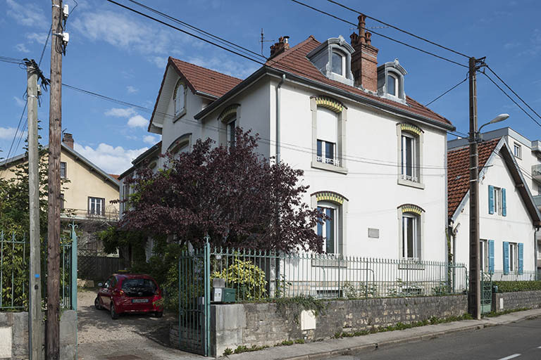 Vue de trois quarts depuis la rue. © Jérôme Mongreville / Région Bourgogne-Franche-Comté, Inventaire du patrimoine - 2017