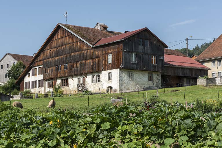 Vue d'ensemble, depuis le nord-est. © Sonia Dourlot / Région Bourgogne-Franche-Comté, Inventaire du patrimoine - 2017 Vue d'ensemble, depuis le nord-est. © Sonia Dourlot / Région Bourgogne-Franche-Comté, Inventaire du patrimoine - 2017