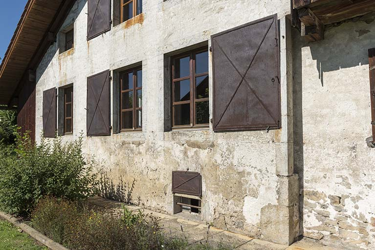 Corps sud-est et ses volets métalliques.  © Sonia Dourlot / Région Bourgogne-Franche-Comté, Inventaire du patrimoine - 2017 Corps sud-est et ses volets métalliques.  © Sonia Dourlot / Région Bourgogne-Franche-Comté, Inventaire du patrimoine - 2017