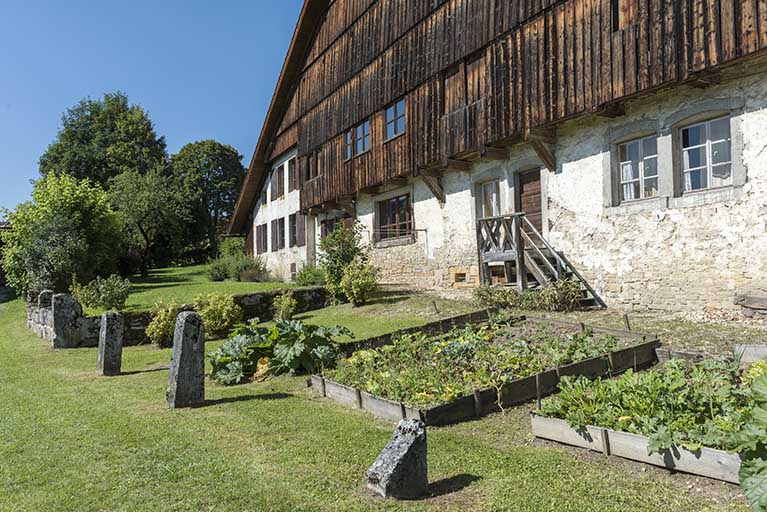 Façade est, vue en enfilade. © Sonia Dourlot / Région Bourgogne-Franche-Comté, Inventaire du patrimoine - 2017 Façade est, vue en enfilade. © Sonia Dourlot / Région Bourgogne-Franche-Comté, Inventaire du patrimoine - 2017
