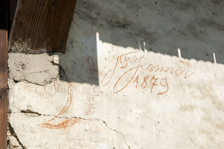 Façade est : inscriptions au crayon (J.F. Jeannot 1879). © Sonia Dourlot / Région Bourgogne-Franche-Comté, Inventaire du patrimoine - 2017 Façade est : inscriptions au crayon (J.F. Jeannot 1879). © Sonia Dourlot / Région Bourgogne-Franche-Comté, Inventaire du patrimoine - 2017