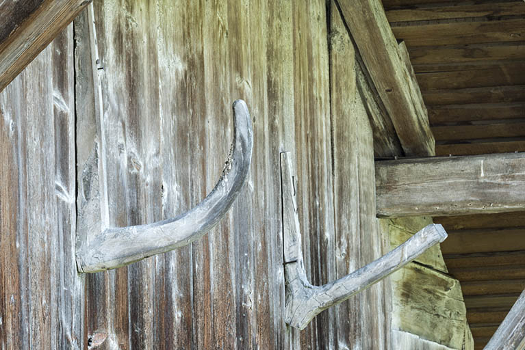 Façade ouest : crochets en bois (support d'échelle ou de faux ?). © Sonia Dourlot / Région Bourgogne-Franche-Comté, Inventaire du patrimoine - 2017 Façade ouest : crochets en bois (support d'échelle ou de faux ?). © Sonia Dourlot / Région Bourgogne-Franche-Comté, Inventaire du patrimoine - 2017