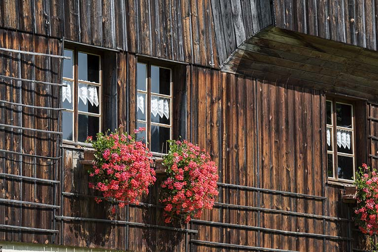 Ferme, façade antérieure : fenêtres horlogères de l'étage en surcroît. © Sonia Dourlot / Région Bourgogne-Franche-Comté, Inventaire du patrimoine - 2017