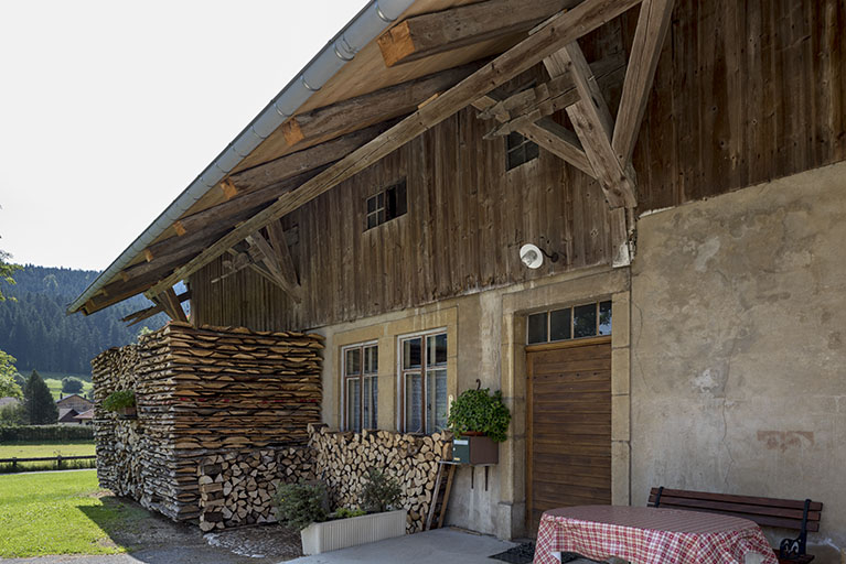 Ferme : façade latérale droite (nord), vue en enfilade. © Sonia Dourlot / Région Bourgogne-Franche-Comté, Inventaire du patrimoine - 2017