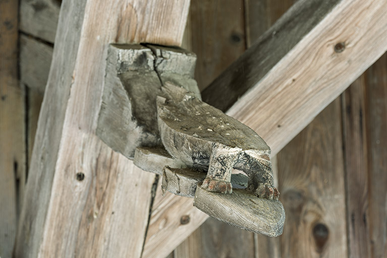 Ferme, façade latérale droite : 4e arbalétrier (à droite) sculpté en forme d'animal non identifié. © Sonia Dourlot / Région Bourgogne-Franche-Comté, Inventaire du patrimoine - 2017