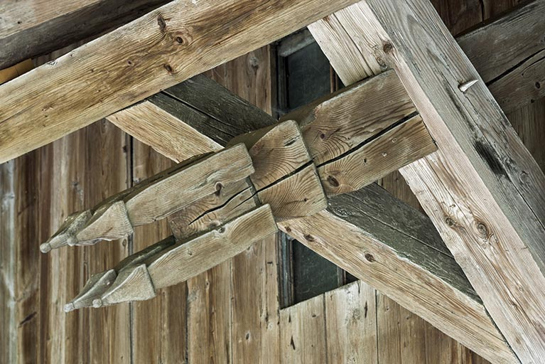 Ferme, façade latérale droite : 3e arbalétrier sculpté d'un motif à quatre pointes. © Sonia Dourlot / Région Bourgogne-Franche-Comté, Inventaire du patrimoine - 2017