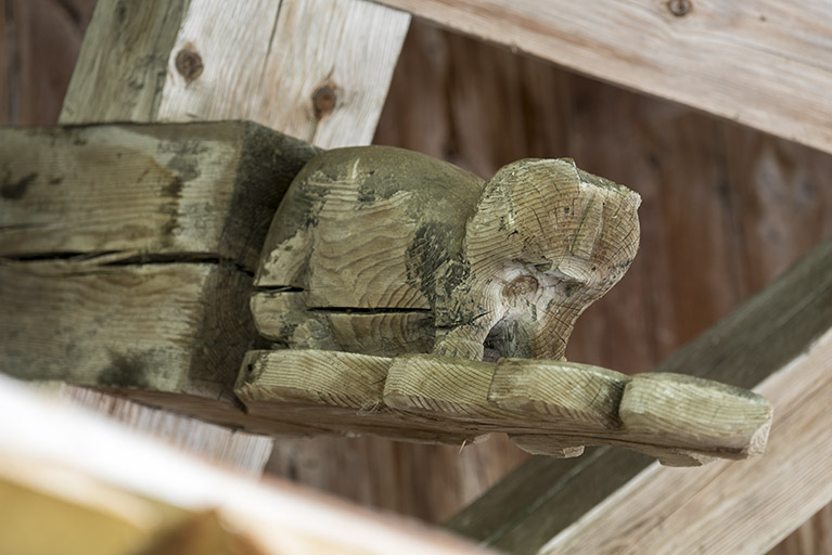 Ferme, façade latérale droite : 2e arbalétrier sculpté en forme de chat (?). © Sonia Dourlot / Région Bourgogne-Franche-Comté, Inventaire du patrimoine - 2017