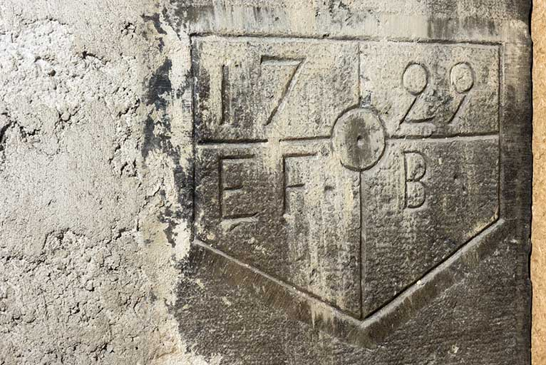 Ferme : date 1729 et initiales EFB, gravées sur un côté de l'ouverture du four à pain. © Sonia Dourlot / Région Bourgogne-Franche-Comté, Inventaire du patrimoine - 2017
