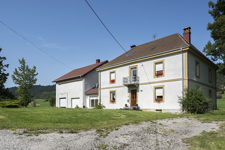 Maison et garage, de trois quarts droite. © Sonia Dourlot / Région Bourgogne-Franche-Comté, Inventaire du patrimoine - 2017