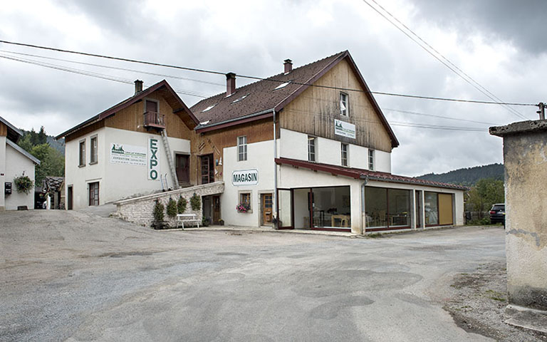 Taillanderie et tournerie Vuillemin (le Pré Rondot) : tournerie de tabourets et ébénisterie. © Sonia Dourlot / Région Bourgogne-Franche-Comté, Inventaire du patrimoine - 2017 Taillanderie et tournerie Vuillemin (le Pré Rondot) : tournerie de tabourets et ébénisterie. © Sonia Dourlot / Région Bourgogne-Franche-Comté, Inventaire du patrimoine - 2017