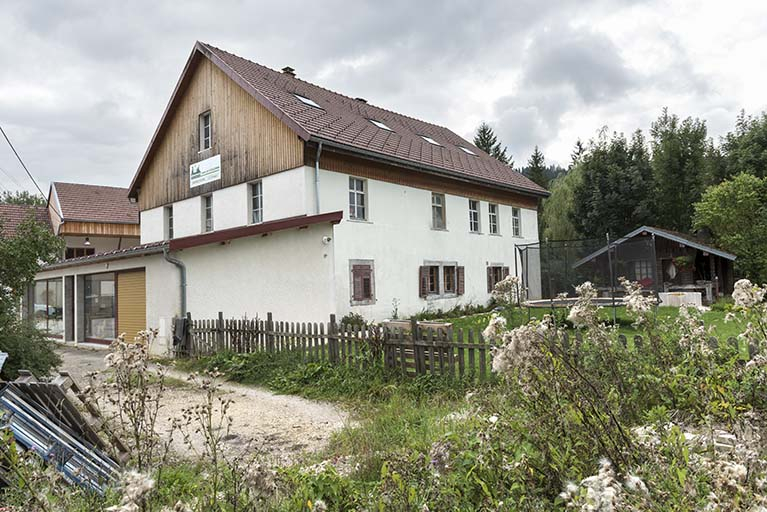 Tournerie de tabourets et ébénisterie : façades postérieure et latérale droite. © Sonia Dourlot / Région Bourgogne-Franche-Comté, Inventaire du patrimoine - 2017 Tournerie de tabourets et ébénisterie : façades postérieure et latérale droite. © Sonia Dourlot / Région Bourgogne-Franche-Comté, Inventaire du patrimoine - 2017
