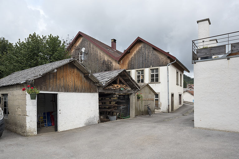 Tournerie de tabourets et ébénisterie (façade latérale gauche) et magasin à fer. © Sonia Dourlot / Région Bourgogne-Franche-Comté, Inventaire du patrimoine - 2017 Tournerie de tabourets et ébénisterie (façade latérale gauche) et magasin à fer. © Sonia Dourlot / Région Bourgogne-Franche-Comté, Inventaire du patrimoine - 2017